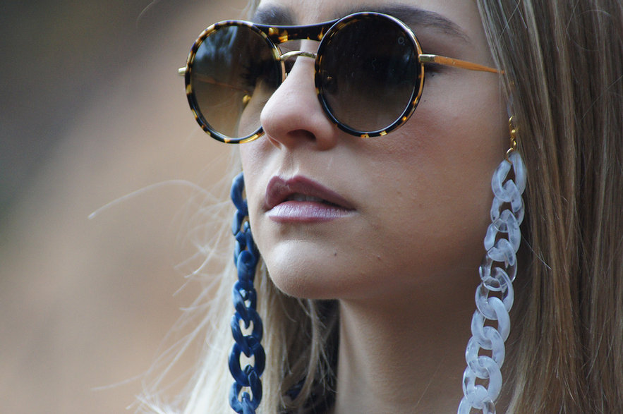 Comment bien porter une chaine de lunettes?